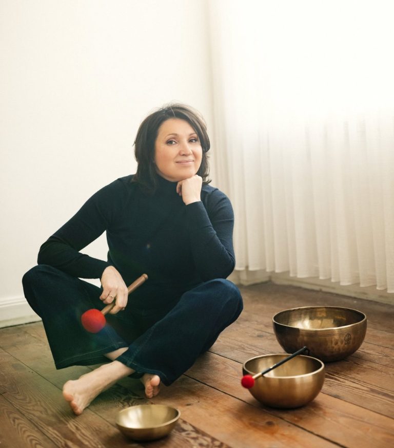 Klangschalen, verwendet in Klangschalenmassage für Entspannung und Stressabbau.